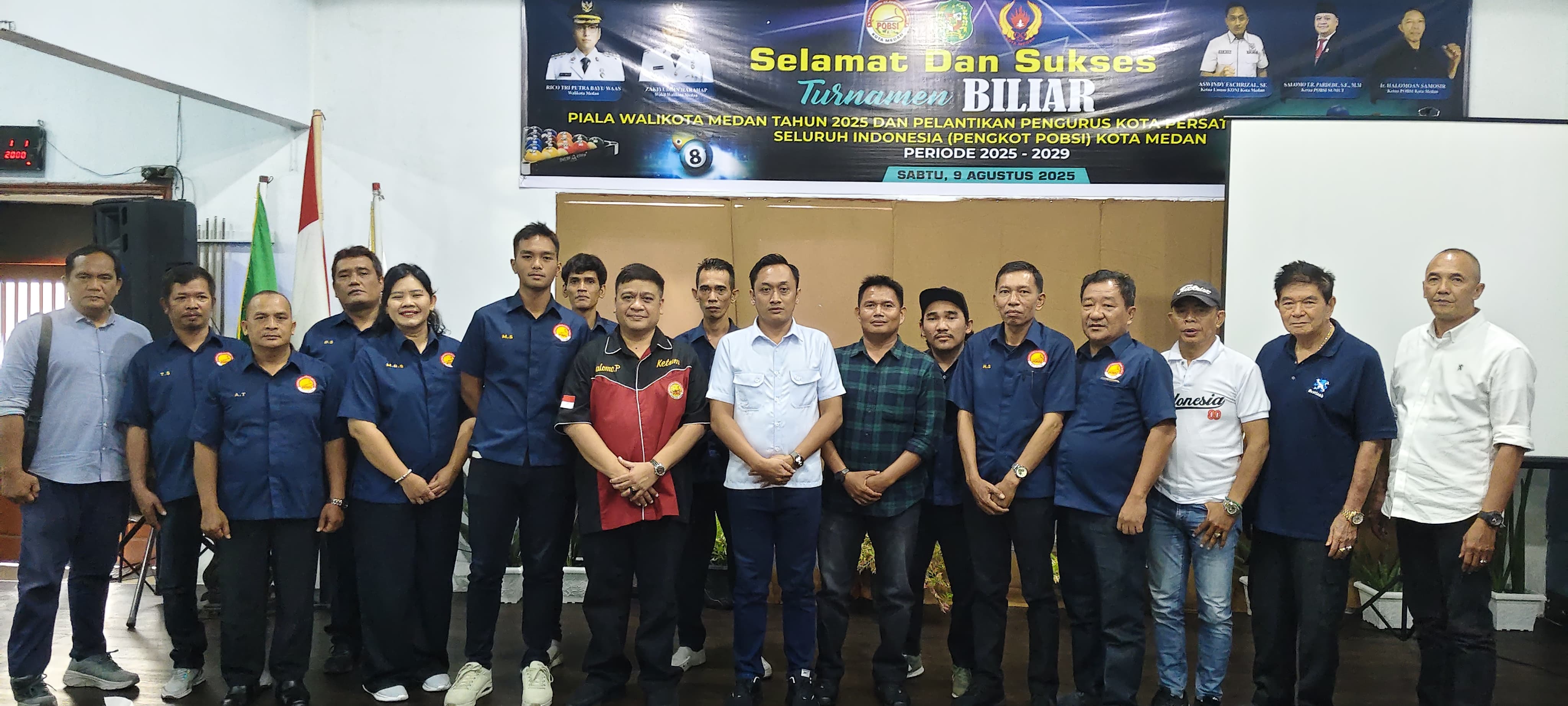 BERSAMA: Pengurus POBSI Kota Medan berfoto bersama Ketua Pengprov POBSI Sumut Salomo TR Pardede usai dilantik. (Dok: istimewa for Sumut Pos)