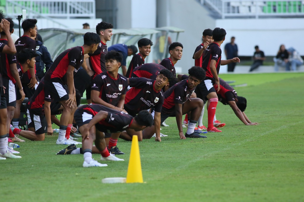 LATIHAN FISIK: Para pemain Timnas U-17 latihan perdana di Stadion Utama, Sumut, menjelang turnamen Piala Kemerdekaan 2025.