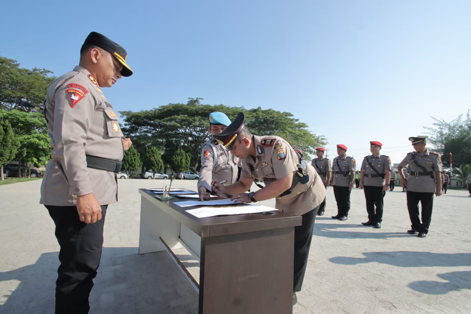 SERTIJAB: Kapolres Sergai AKBP Jhon Herry Sitepu  saat memimpin Sertijab .(FADLY/SUMUT POS)