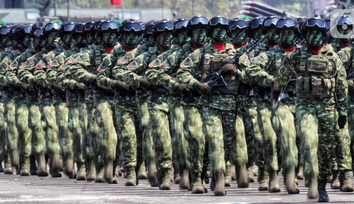 PARADE: Anggota TNI mengikuti barisan parade pada upacara HUT TNI.