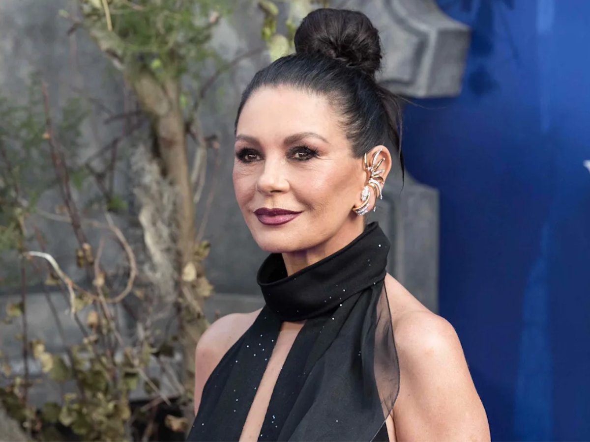 Catherine Zeta-Jones tampil keibuan di season kedua Wednesday.