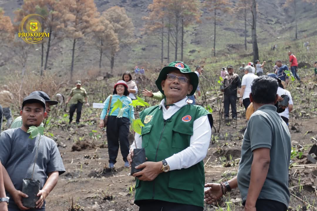 TANAM POHON. Bupati Dairi, Vickner Sinaga pimpin penanaman pohon 10 ribu batang pohon kemiri di kawasan Danau Toba Silalahi, Sabtu (9/8/2025). (Istimewa/Sumut Pos)