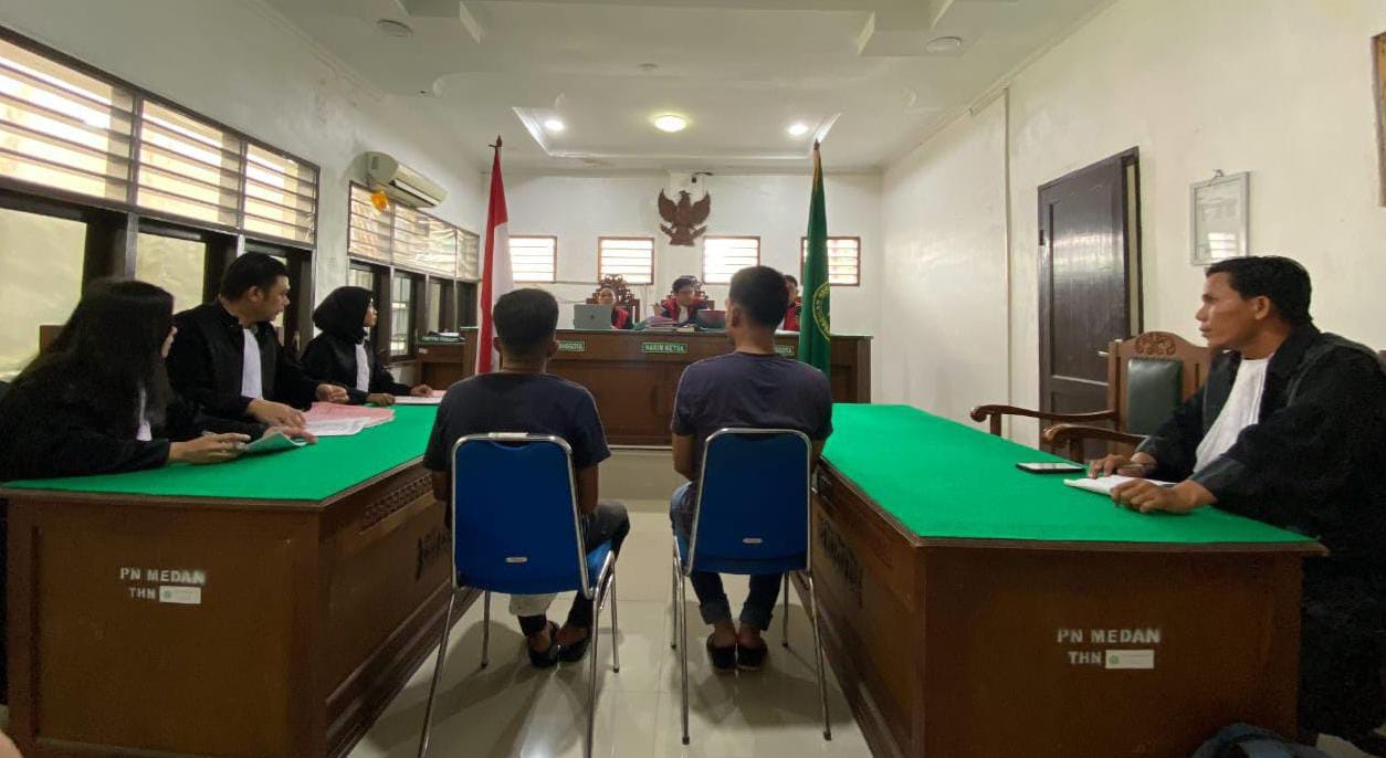 Hakim membacakan putusan terhadap kedua terdakwa kurir sabu dan ekstasi, di PN Medan. (ist)