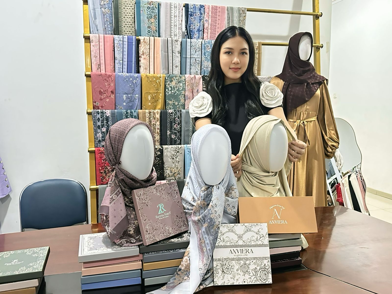 Anviera Scarves Official saat mengenalkan produk fashion dan pabrik tekstilnya, di Jalan Terusan Pasir Koja Nomor 142 Kota Bandung, Jabar. Sumut Pos/Dokumen Pribadi