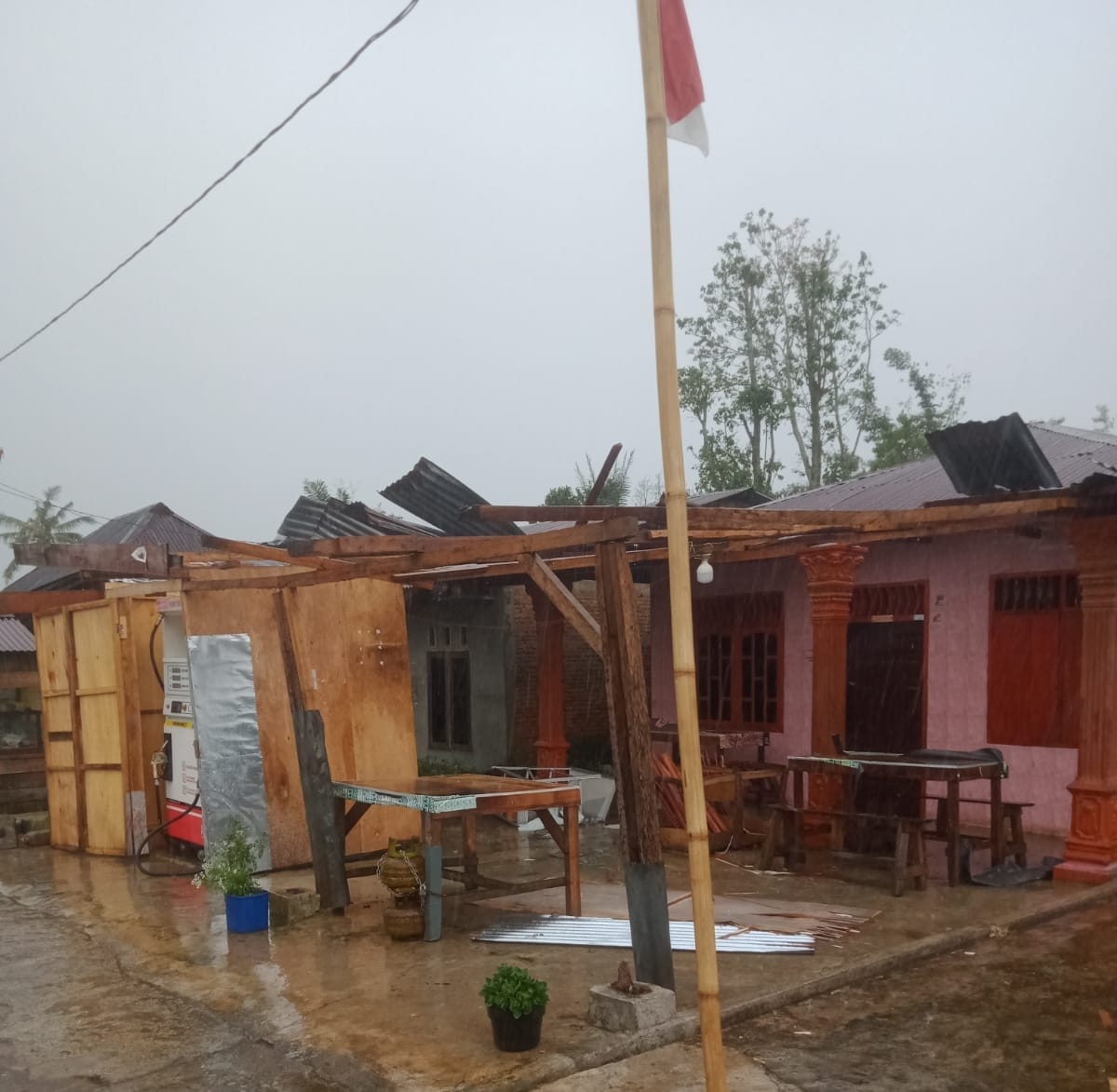 RUSAK Rumah warga di Dusun 4 Juma Takkar, Desa Bintang, Kecamatan Sidikalang, Kabupaten Dairi, rusak diterjang angin kecang putingbeliung, Sabtu (9/8/2025). RUDY SITANGGANG/SUMUT POS.