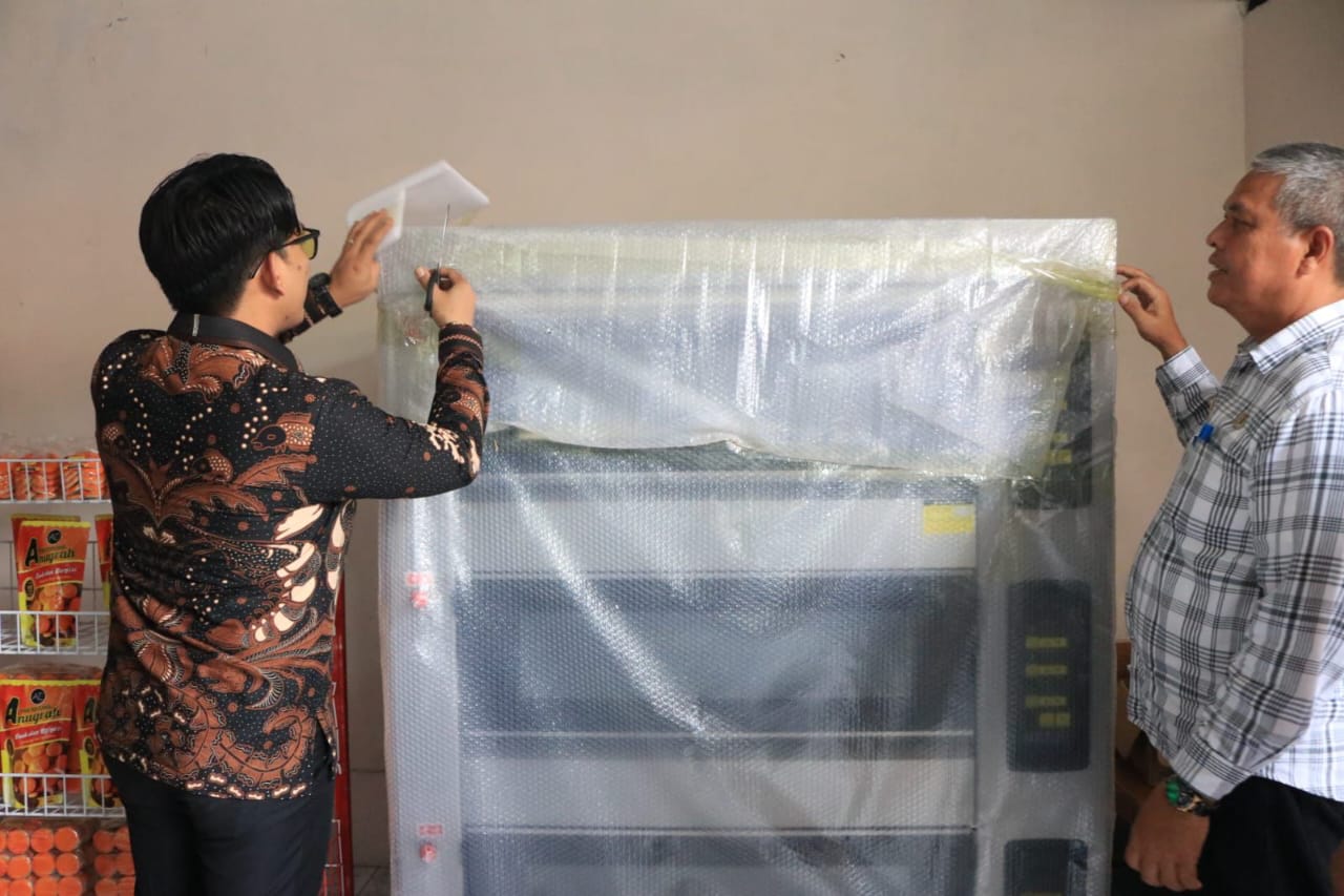 SERAHKAN: Wawako Binjai, Hasanul Jihadi saat menyerahkan alat pemanggang kue atau roti kepada purna pekerja migran Indonesia, Eliza Hafni Nasution.