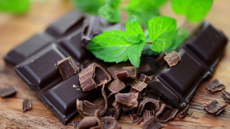 coklat hitam, salah satu superfood yang baik untuk dikonsumsi wanita.