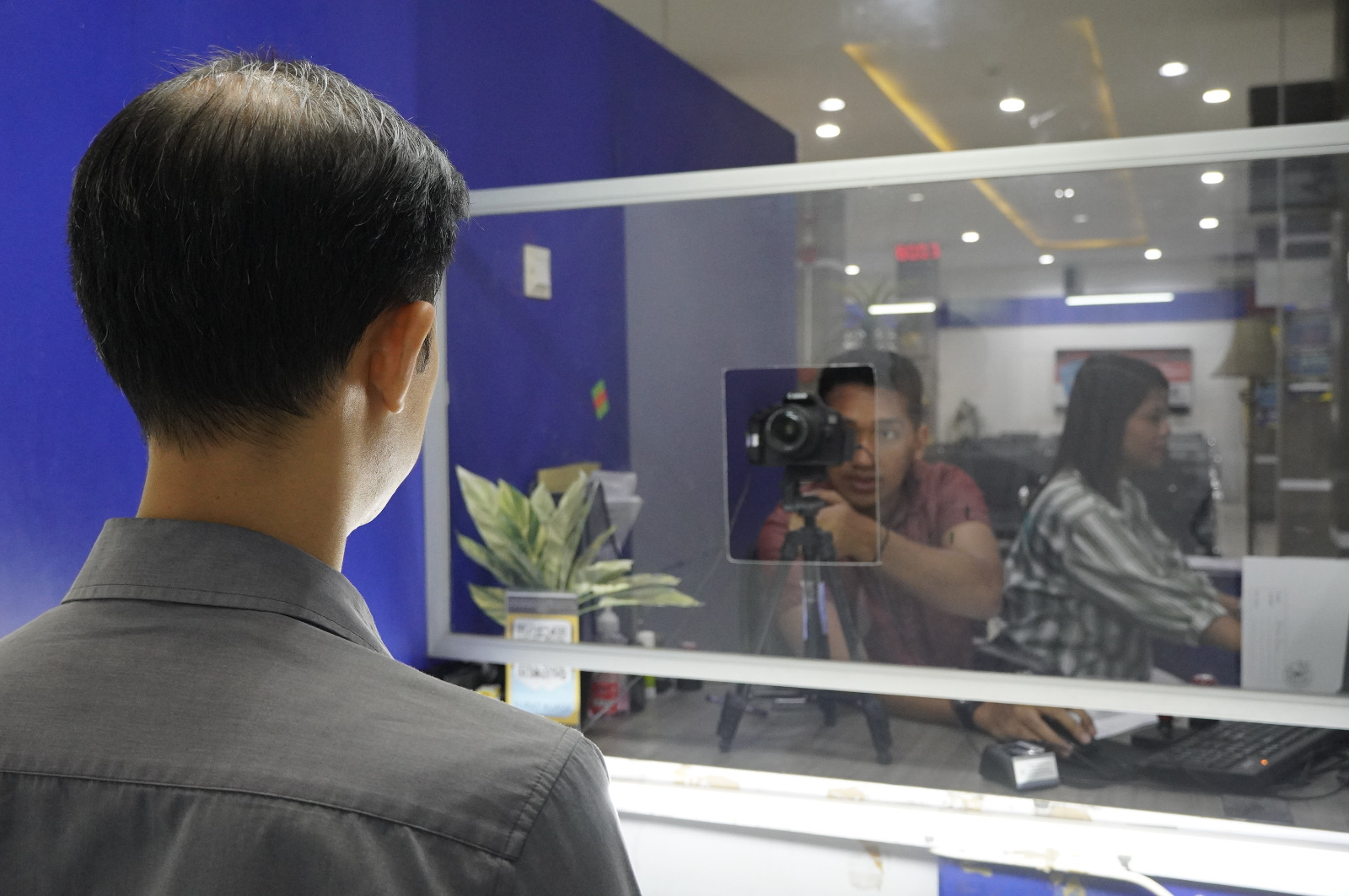 FOTO: Personel Imigrasi Medan saat memfoto pemohon paspor. (Dok: Imigrasi Medan)