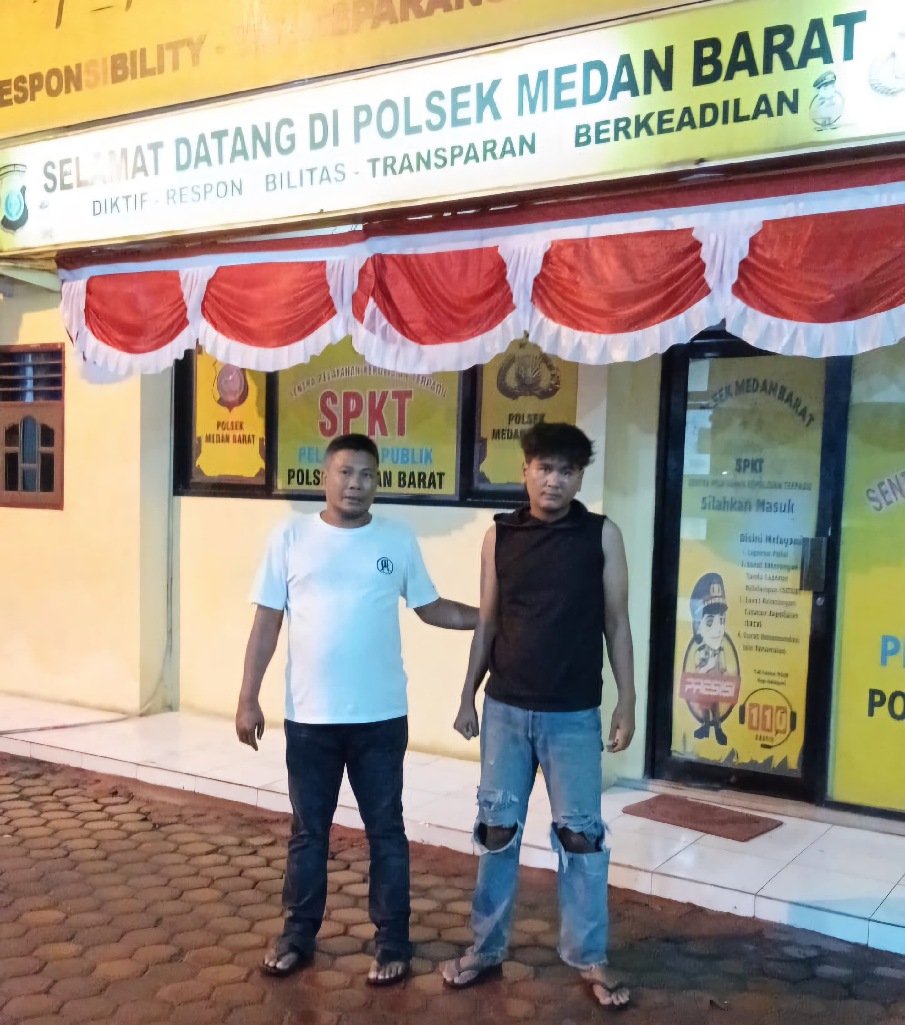 Pelaku jukir liar (baju hitam) saat ditangkap dan diserahkan ke Polsek Medan Barat. (Ist/Sumut Pos)
