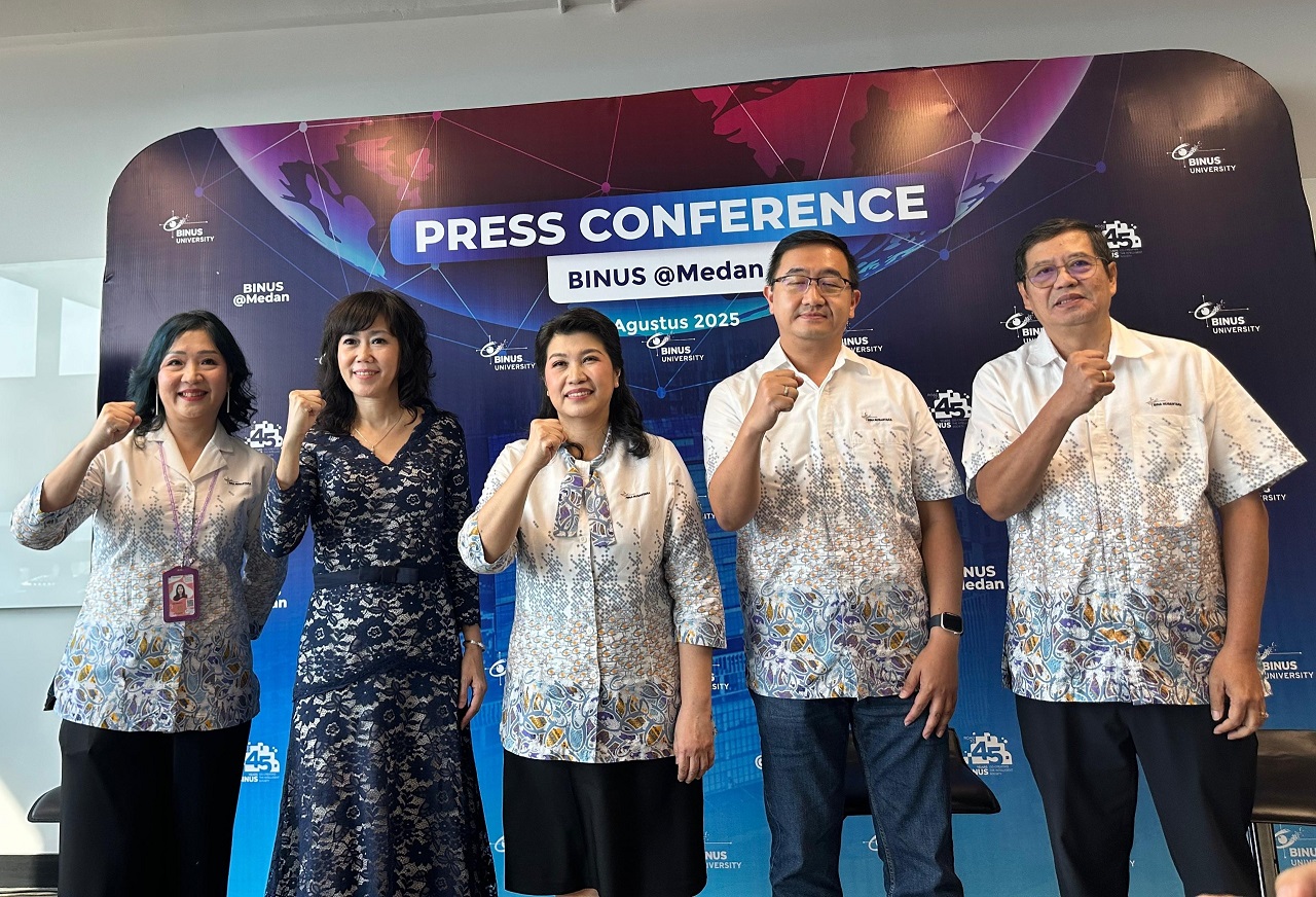 Marketing Director PT Agung Podomoro Land Tbk. Yenti Lokat (kedua kiri) bersama Rektor BINUS University Dr. Nelly, S.Kom., M.M. (tengah) dan jajaran saat Grand Launching Binus @Medan di kawasan Podomo