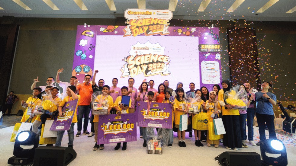 Para juara kompetisi Gramedia Science 2025. Ajang ini menjadi wadah untuk mengasah kreativitas, kemampuan berpikir kritis, sekaligus menikmati pengalaman belajar sains yang seru dan berkesan.