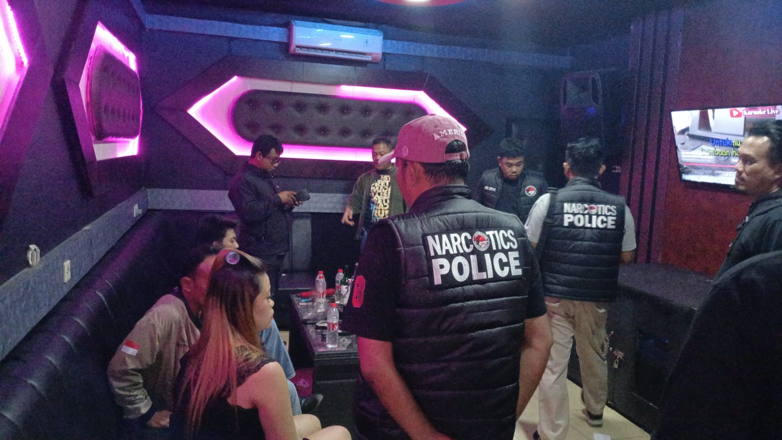 Satres Narkoba Polres Labuhanbatu razia pengunjung Star High KTV Karaoke, Labura (fajar/Sumut Pos)