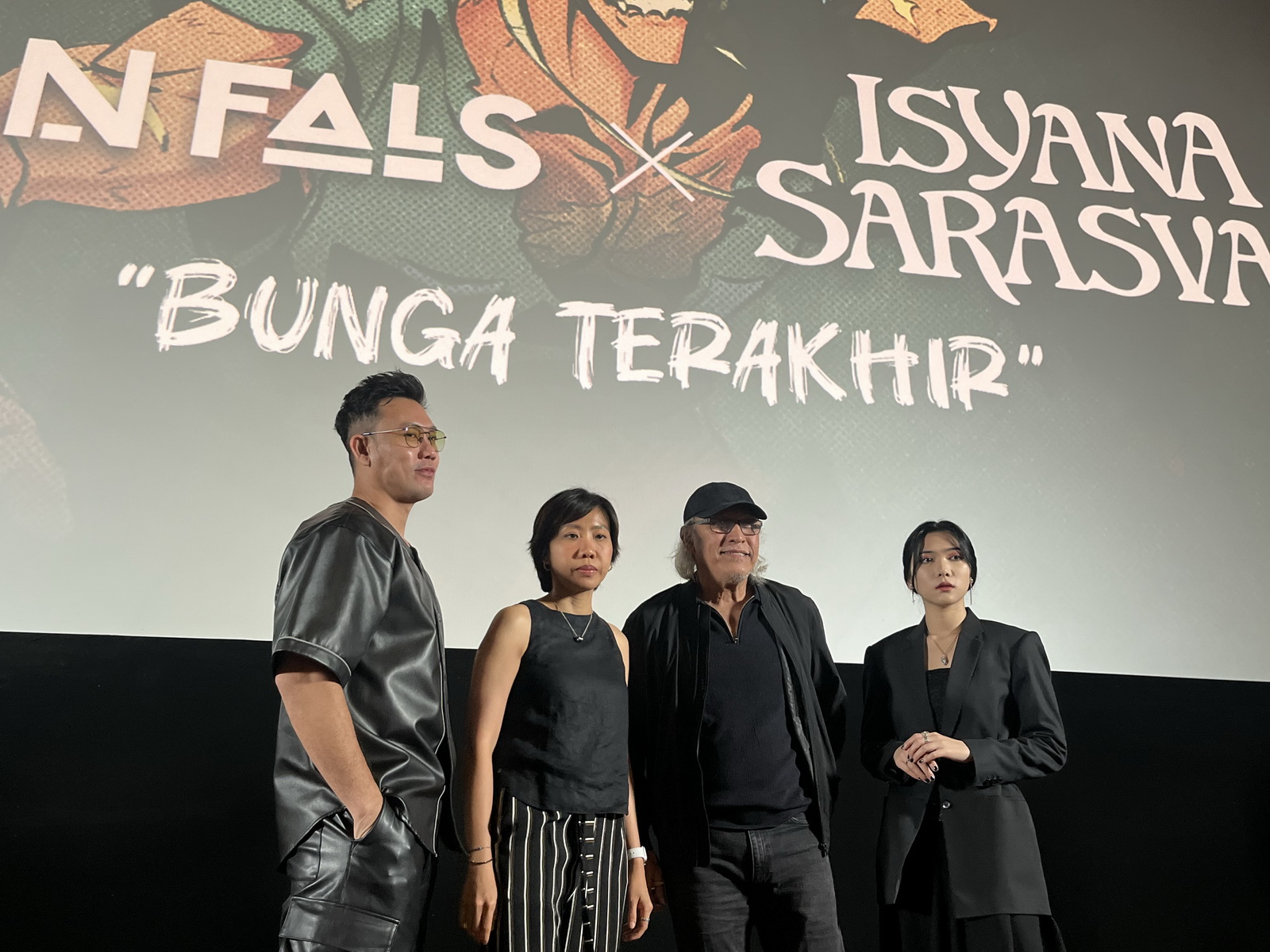 LAGU SPESIAL UNTUK FILM BARU : Dari kiri, Denny Sumargo (pengisi suara Panji Tengkorak), produser Frederica, Iwan Fals, dan Isyana Sarasvati dalam jumpa pers film Panji Tengkorak