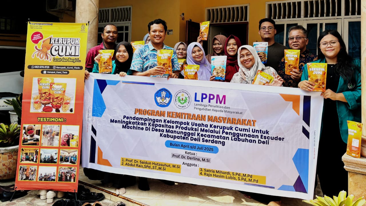 KERUPUK CUMI: Tim PKM Unimed melaksanakan program pendampingan kelompok usaha kerupuk cumi di Desa Manunggal. (ISTIMEWA/SUMUT POS)