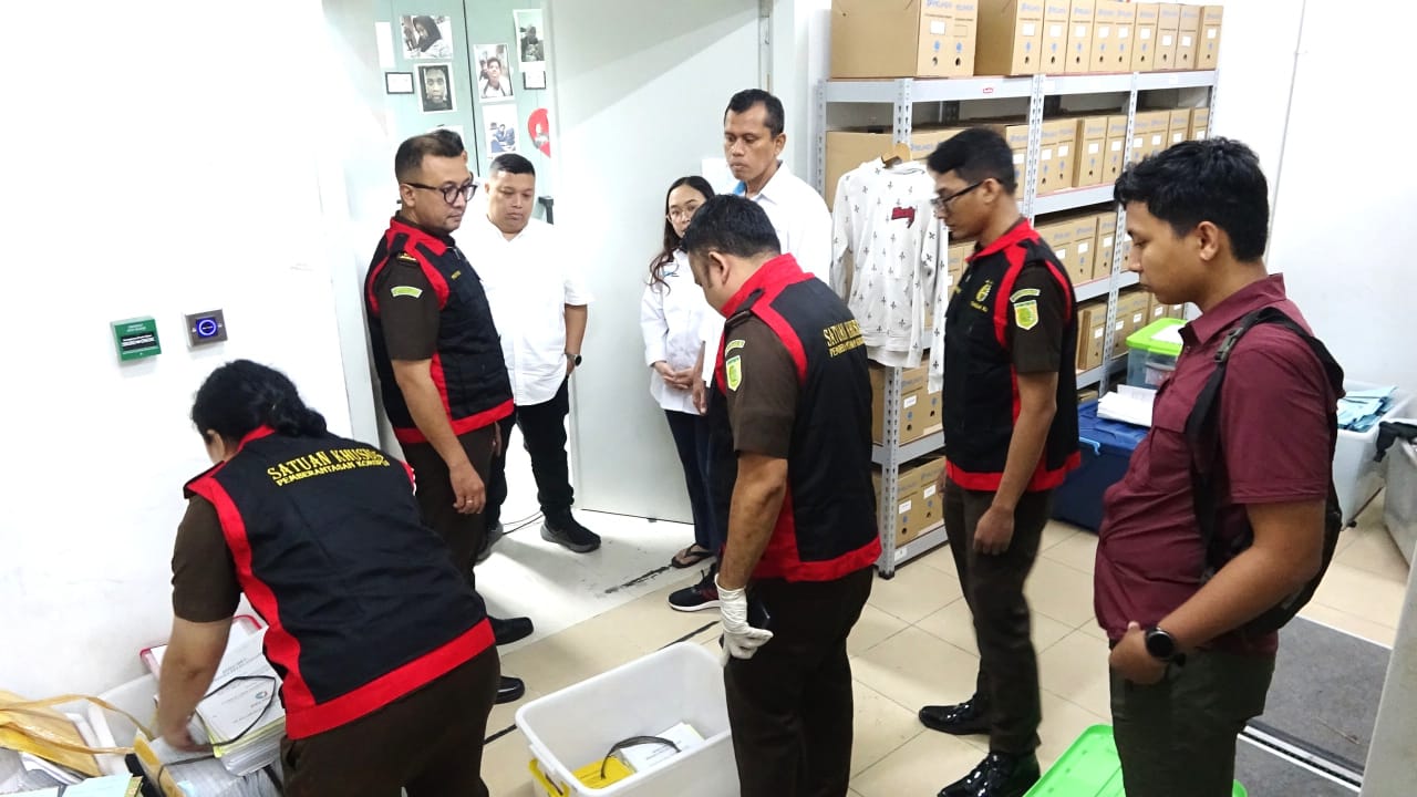DIGELEDAH: Tim jaksa Kejati Sumut menggeledah kantor PT Pelindo di Belawan, terkait dugaan korupsi pengadaan kapal, Senin (11/8). (istimewa/Sumut Pos)