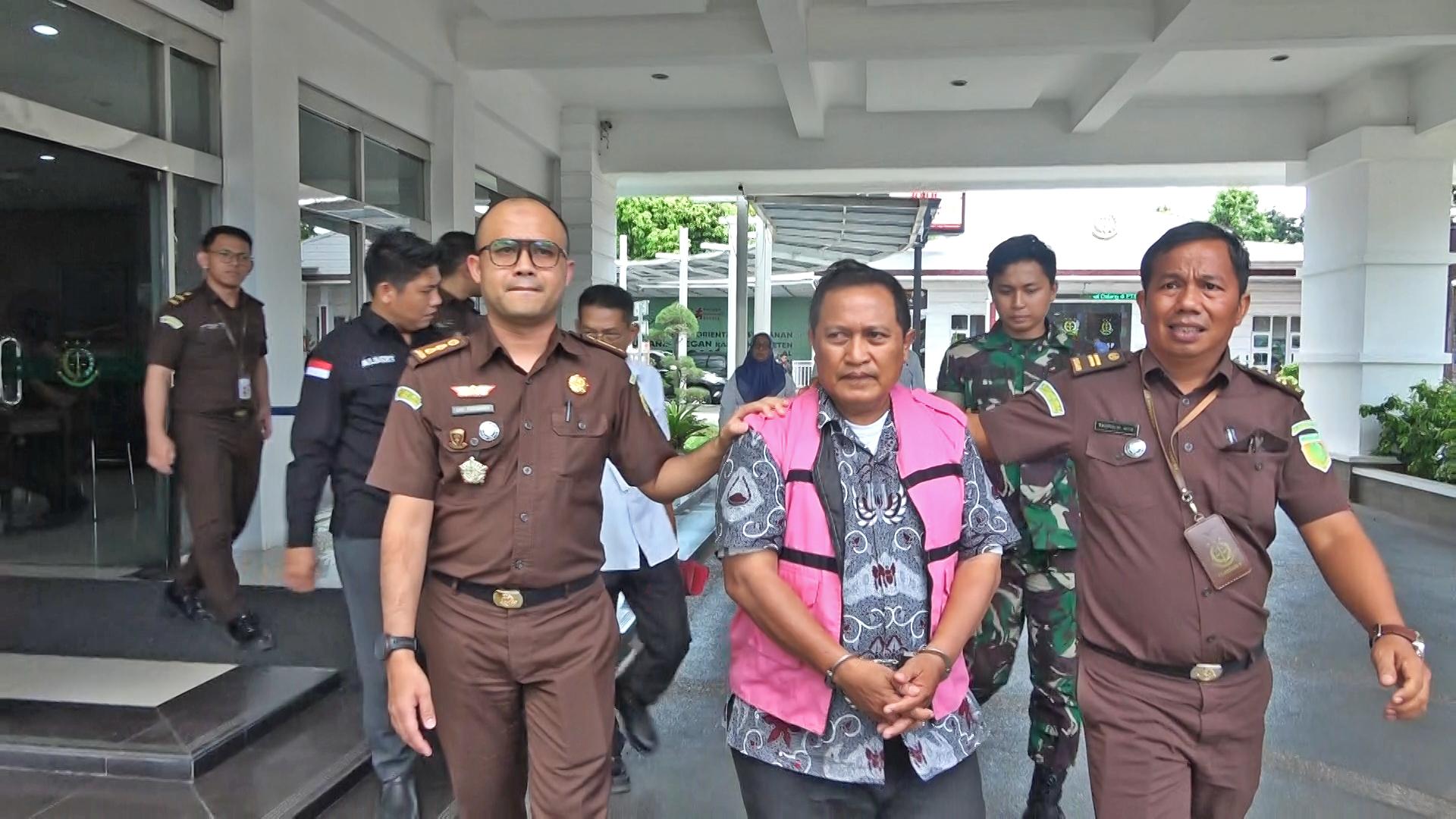 DIGIRING: Mantan Pimpinan Bank Sumut KCP Melati-Medan, JCS digiring petugas kejaksaan usai ditetapkan tersangka, Selasa (12/8). (AGUSMAN/SUMUT POS)