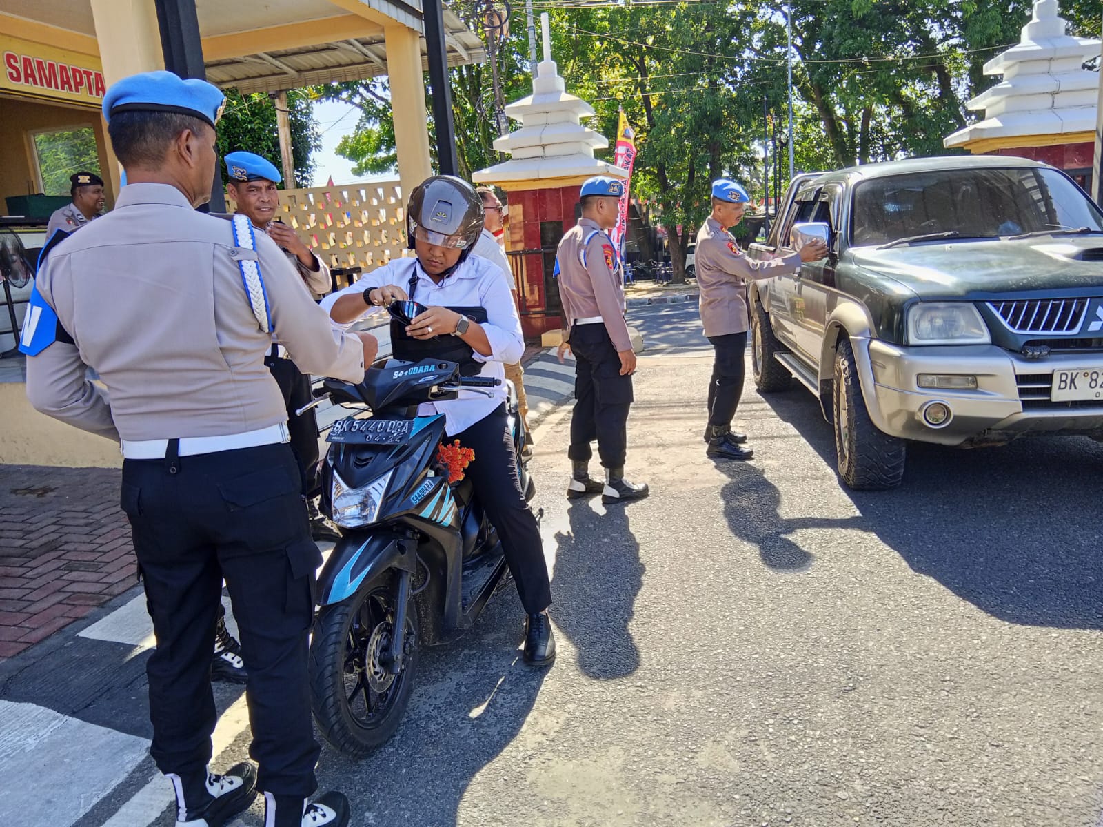 PENGECEKAN: Sipropam Polres Labuhanbatu melakukan pengecekan terhadap kendaraan yang memasuki Mako Polres Labuhanbatu.(Fajar/Sumut Pos)