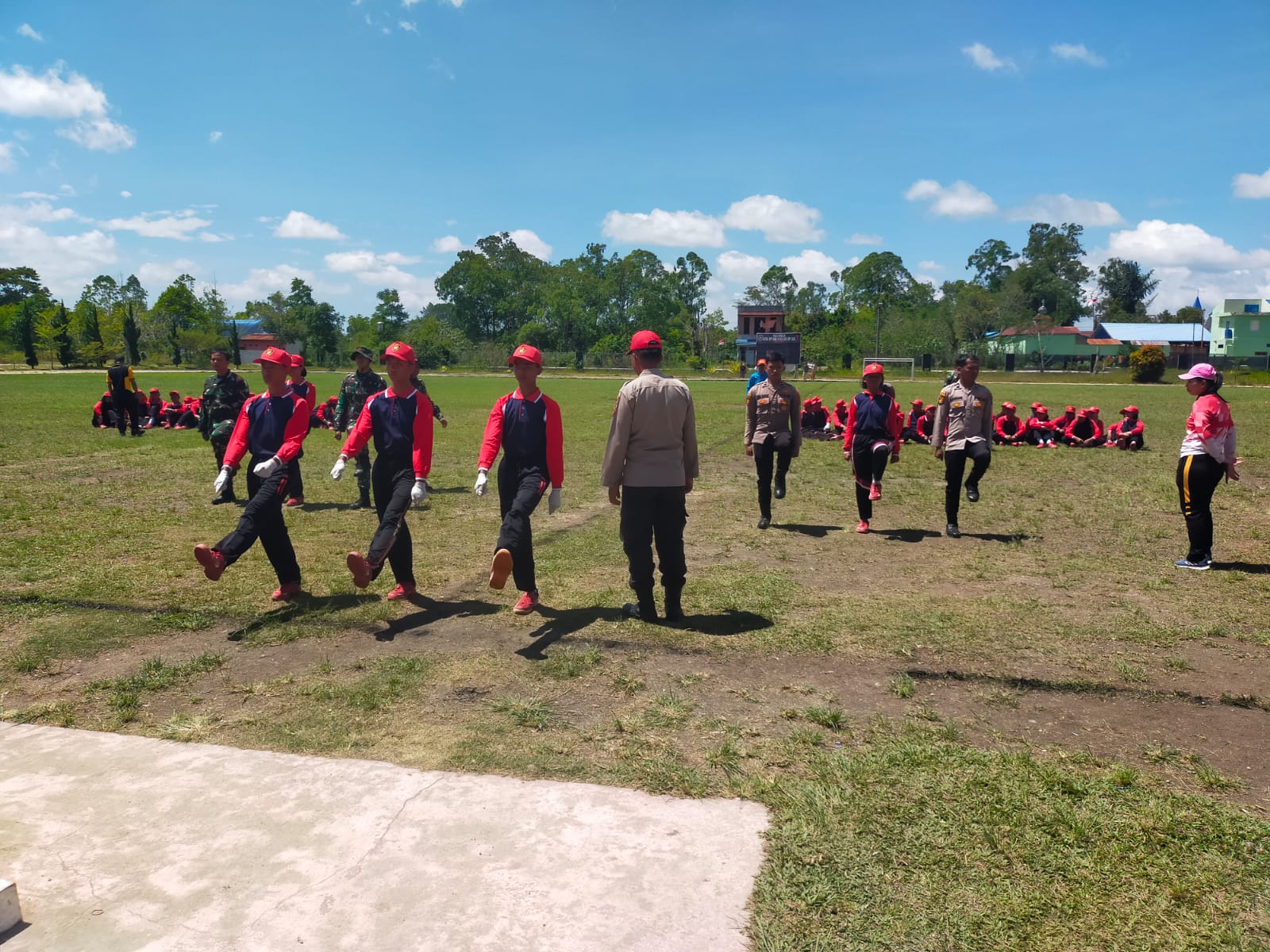 LATIHAN. Sebanyak 45 orang anggota Paskibraka Kabupaten Dairi tahun 2025, mengikuti pemusatan latihan di stadion Panji Bako, Selasa (12/8/2025).RUDY SITANGGANG/SUMUT POS.