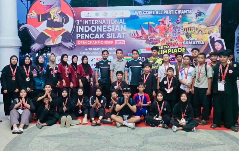 DIABADIKAN: Para atlit pencak silat Batubara diabadikan usai berprestasi di laga international. (Liberty Haloho/Sumut Pos)