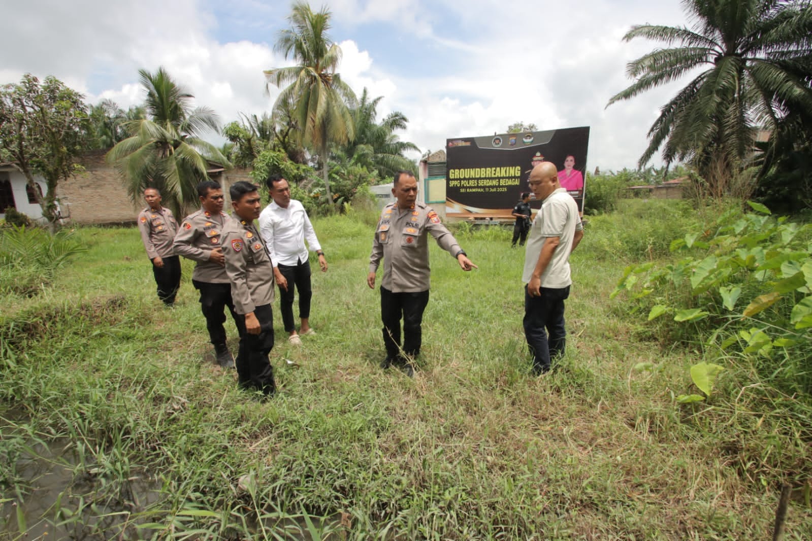 Kapolres Sergai AKBP Jhon Hery Sitepu ,SH.,MH saat tinjau lahan SPPG ke-2. ( FADLY/SUMUT POS )