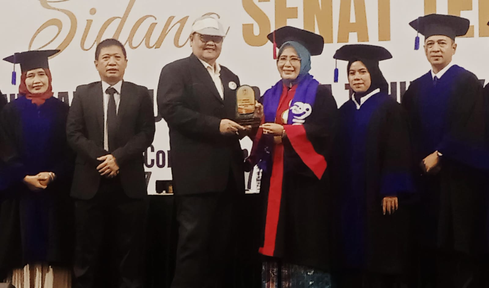 UNPAB: Rektor Unpab Dr H Muhammad Isa Indrawan MM (3 kiri) saat menghadiri wisuda STOK Bina Guna Medan, Senin (11/8). (DEDDI MULIA PURBA/SUMUT POS)