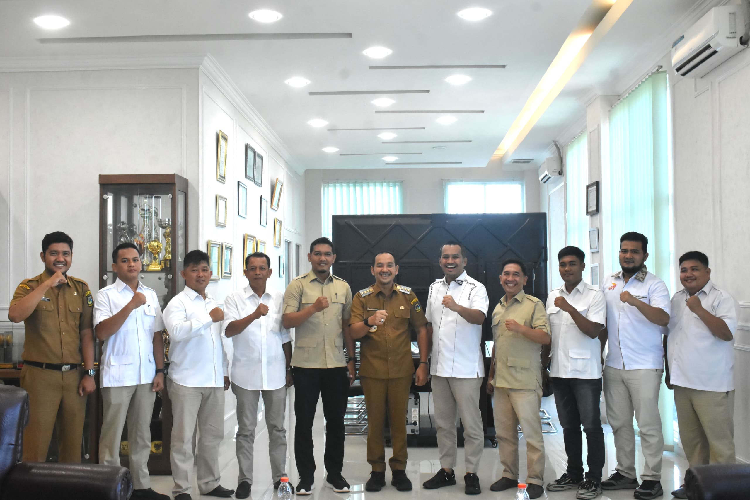 BERTEMU: Wali Kota Tebingtinggi Iman Irdian Saragih bertemu sekaligus bersilaturahmi dengan pengurus Dewan Pimpinan Cabang (DPC) Partai  Gerindra Kota Tebingtinggi. (SOPIAN/SUMUT POS)