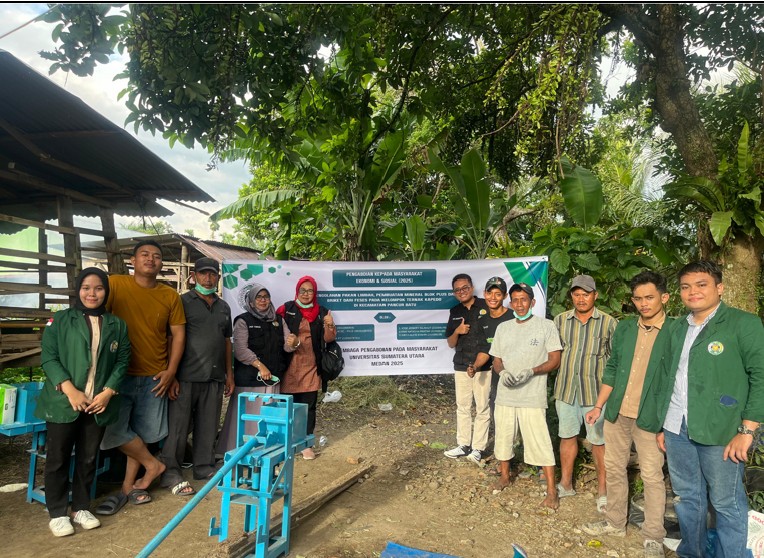 FOTO BERSAMA: Tim PKM LPPM FP USU foto bersama peternak KapeDo. (ISTIMEWA/SUMUT POS)