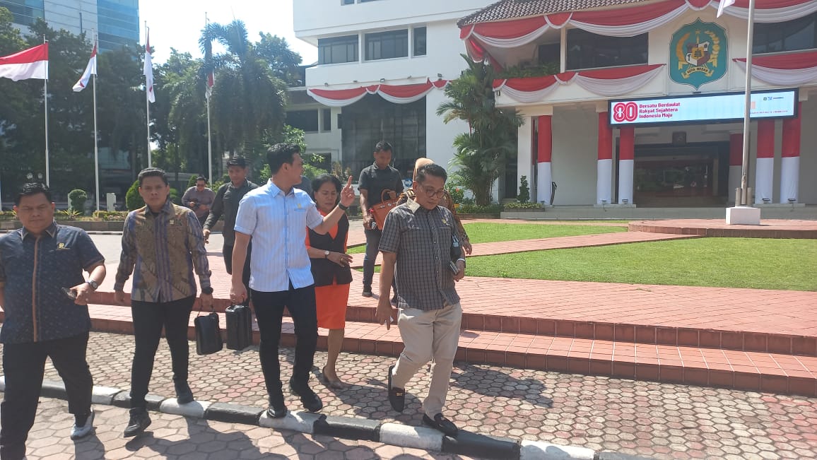 KECEWA: Pansus DPRD Medan tentang Pencegahan dan Penanggulangan Kebakaran tampak kecewa meninggalkan gedung Balai Kota Medan.