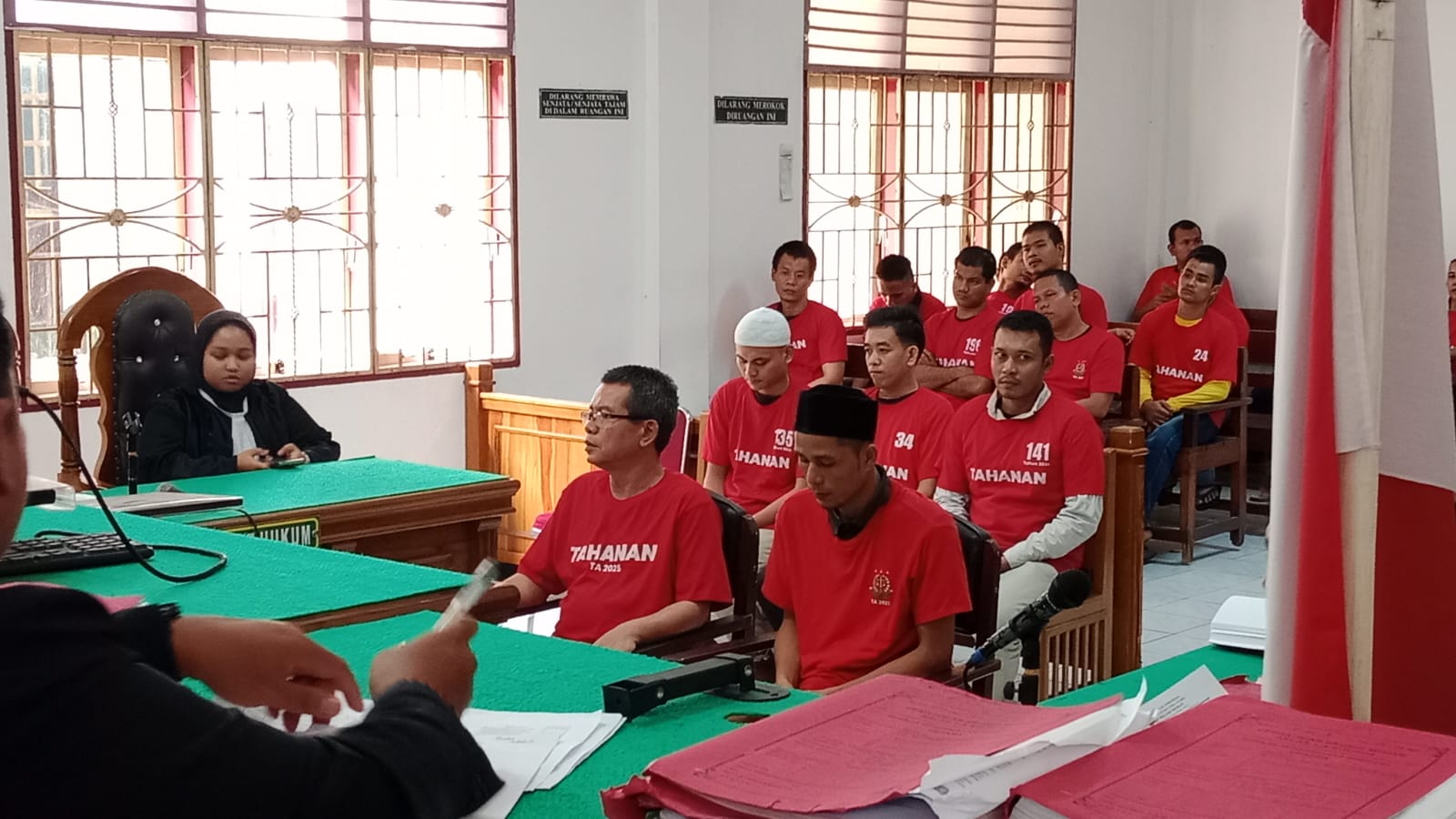 Lima terdakwa kurir 128 kg ganja, menjalani sidang dakwaan di PN Medan, Rabu (13/8). (Agusman/Sumut Pos)