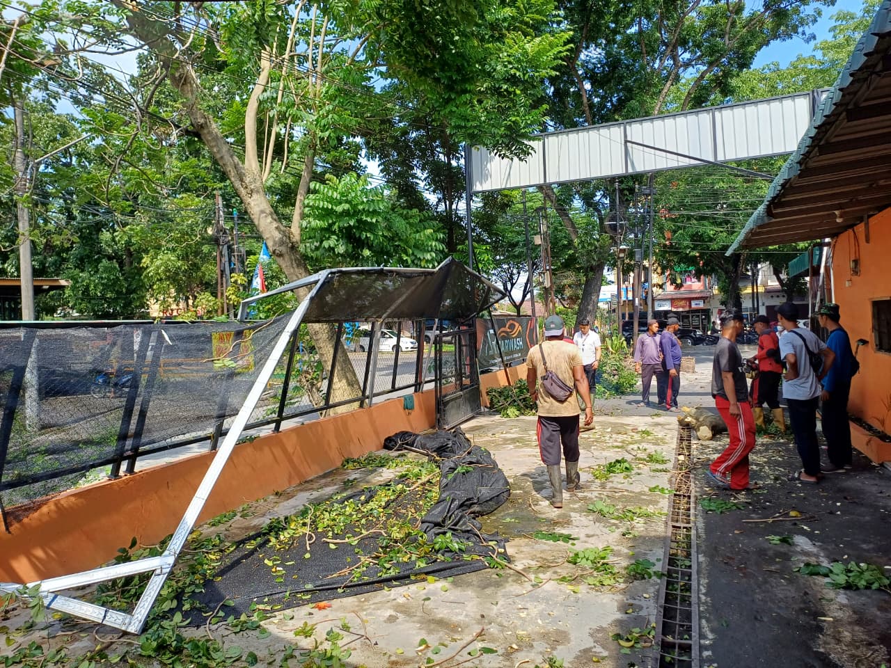 Sebuah pohon tumbang dan merusak pagar salah satu tempat usaha di Jalan Ringroad, Kota Medan.  (Markus Pasaribu/Sumut Pos)