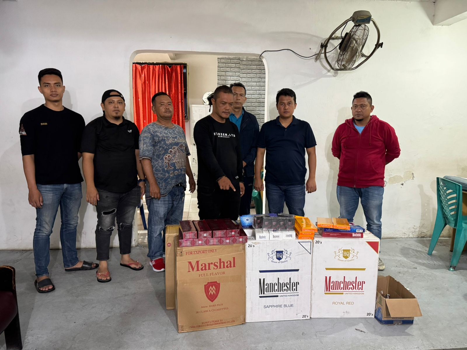 GEREBEK: Polres Pematangsiantar mengamankan ratusan bungkus rokok ilegal dari sebuah gudang. (PRA EVASI/SUMUT POS)