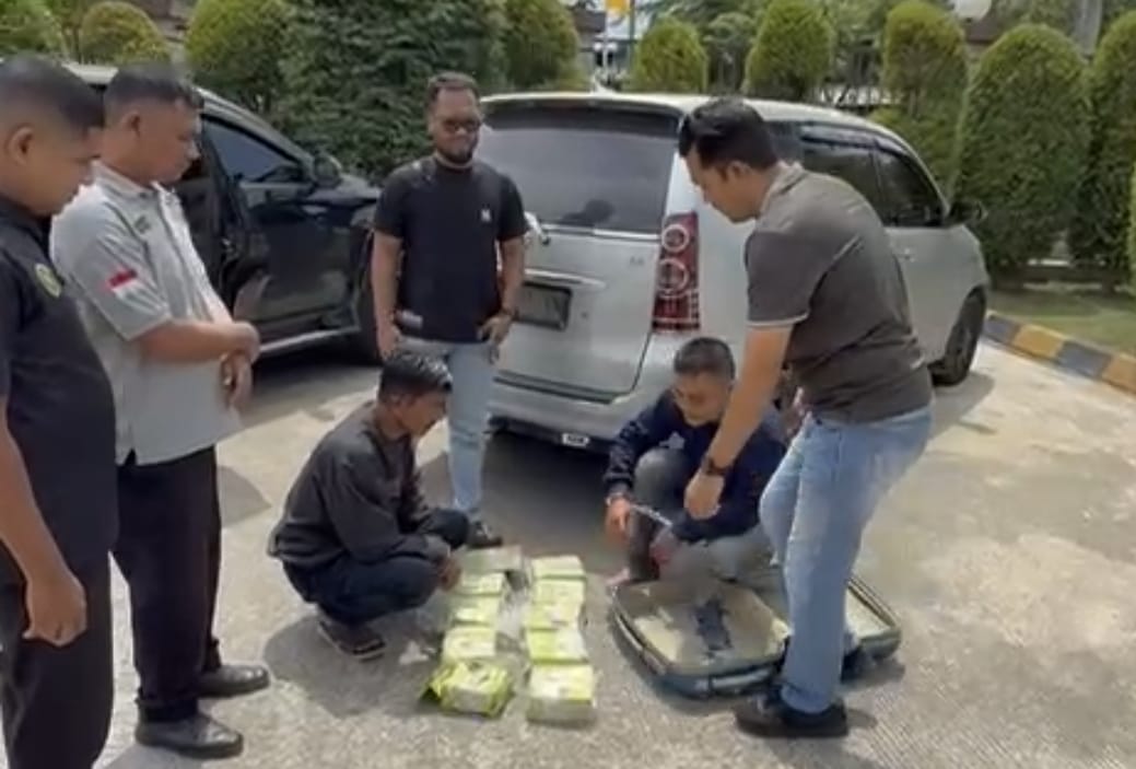 AMANKAN: Polda Sumut saat mengamankan pelaku jaringan narkoba beserta barang bukti. (Sumut Pos/Dokumen Pribadi)