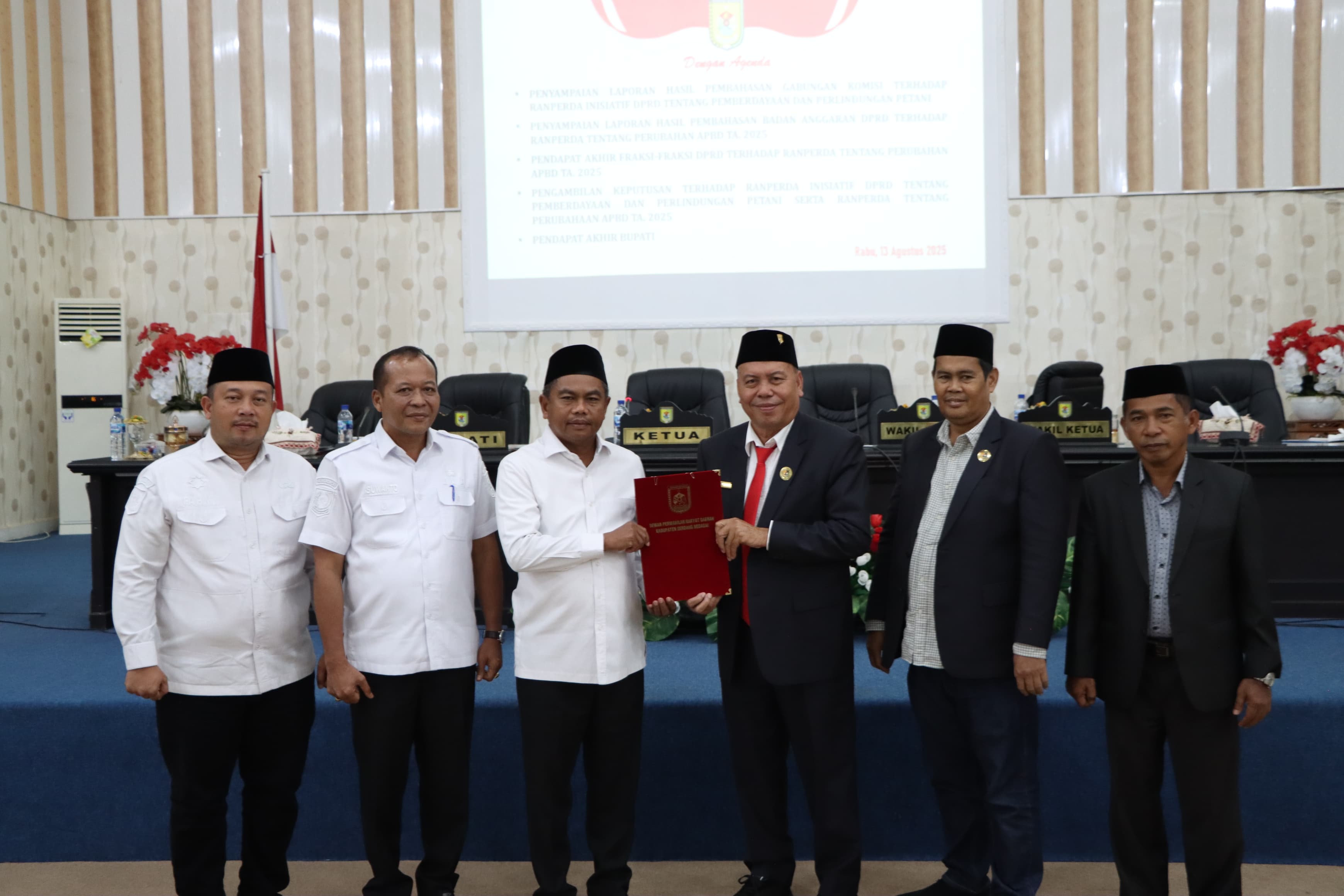 BERITA ACARA: Ketua DPRD Kabupaten Serdang Bedagai menyerahkan dokumen hasil pembahasan Ranperda kepada Bupati Serdang Bedagai dalam rapat paripurna yang digelar di Gedung DPRD Sergai, Rabu (13/8 ).
