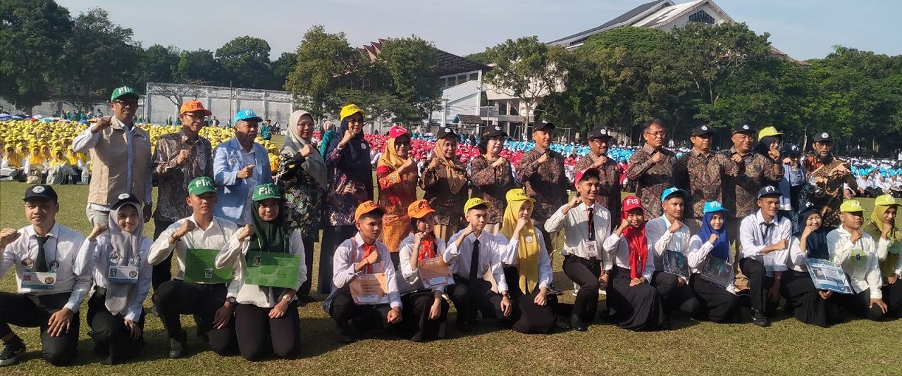 DIABADIKAN: Jajaran pimpinan Unimed diabadikan bersama perwakilan mahasiswa baru. (Istimewa)