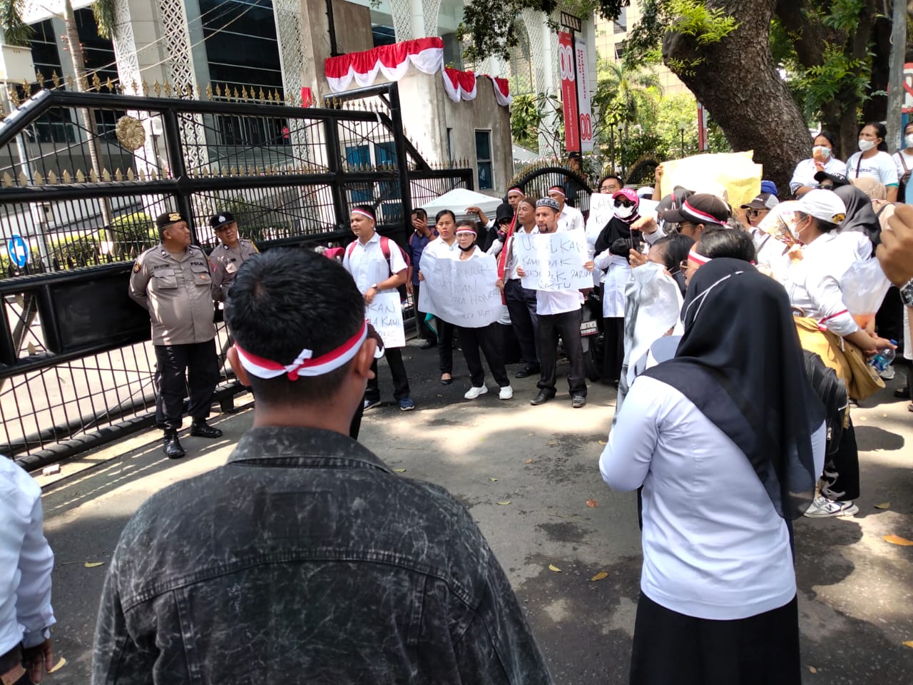 ORASI: Ratusan guru tidak tetap berorasi di DPRD Sumut untuk mendesak Pemprovsu agat mengangkat mereka menjadi PPPK Paruh Waktu. (MARKUS PASARIBU/SUMUT POS)