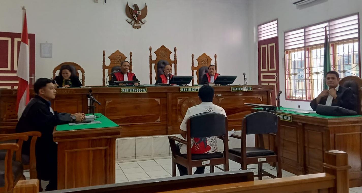 Mantan Kadishub Pematangsiantar, Julham Situmorang menjalani sidang dakwaan di Pengadilan Tipikor Medan, Kamis (14/8). (Agusman/Sumut Pos)