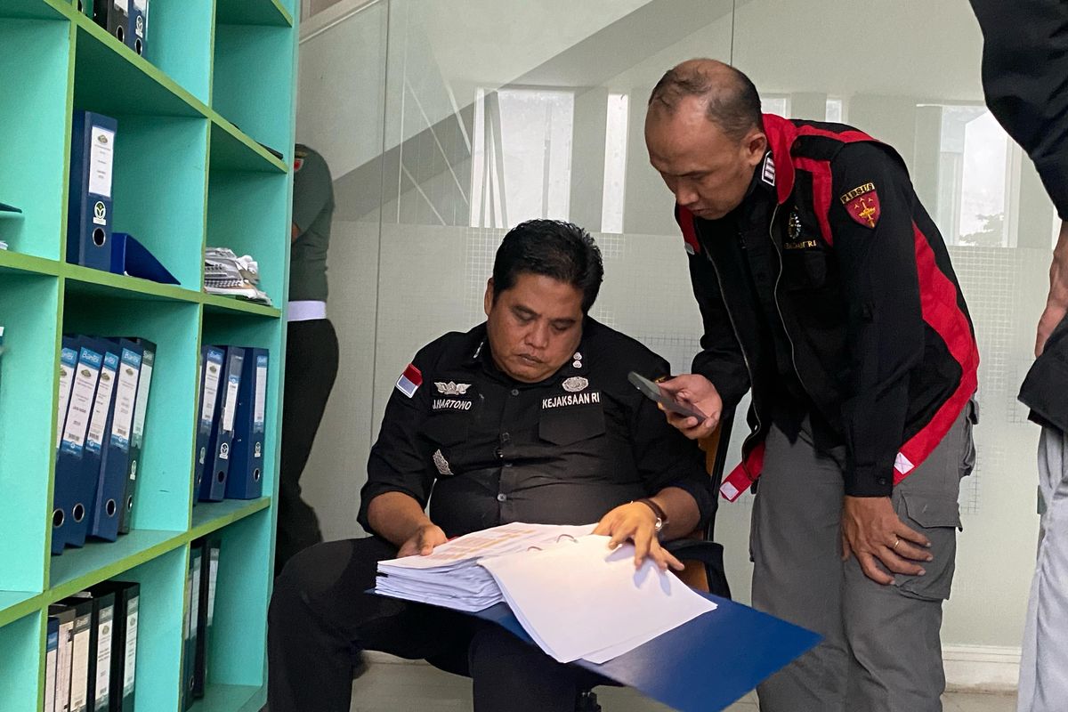 PERIKSA: Anggota Satgas Kejati Kaltim memeriksa dokumen di PT Listrik Kaltim. (dok/Kejati Kaltim)