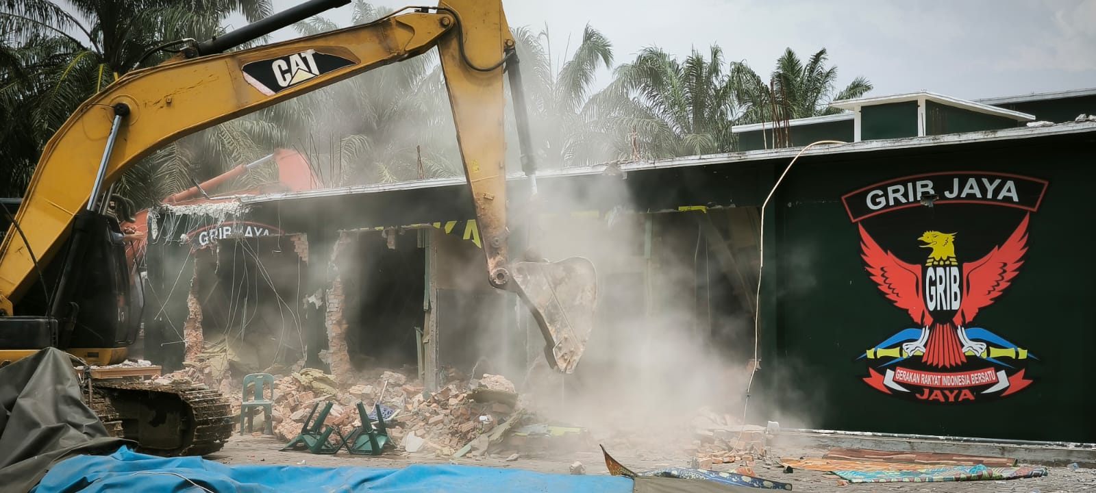 DIROBOHKAN: THM Marcopolo yang dikamuflasekan Kantor DPD GRIB Jaya Sumut dirobohkan tim terpadu. (TEDDY AKBARI/SUMUT POS)