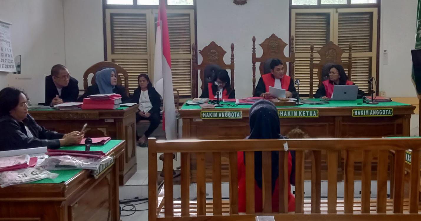 Mei Rani Feri Astuti, terdakwa kasus penipuan arisan online menjalani sidang vonis di PN Medan, Rabu (13/8). (Agusman/Sumut Pos)