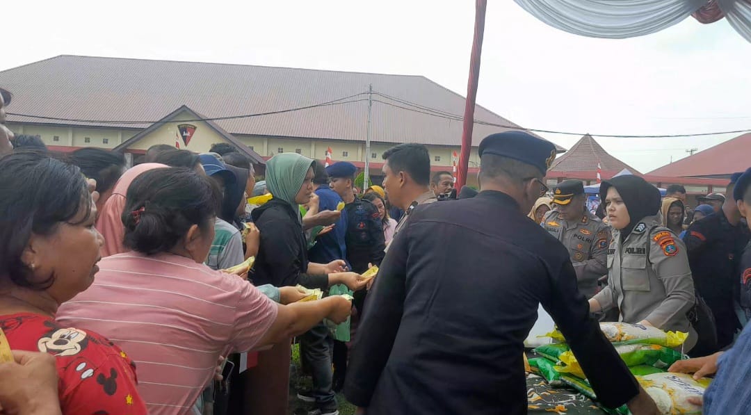 GPM: Polda Sumut saat menggelar Gerakan Pasar Murah, di Asrama Brimob, Jalan Bhayangkara/Sampali Medan, Kamis (14/8). (Dewi Syahruni Lubis/Sumut Pos)