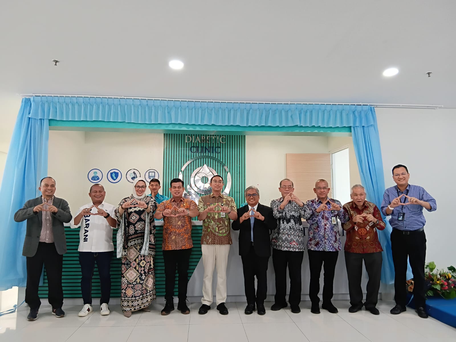 Deasy Mochtar, CEO RS Columbia Asia Aksara, Direktur RS Columbia Asia Aksara, dr Mardianto, SpPD, K-EMD, FINASIM, Plt Kadinkes Kota Medan di peluncuran Klinik Diabetes TerpaduRS Columbia Asia Aksara.