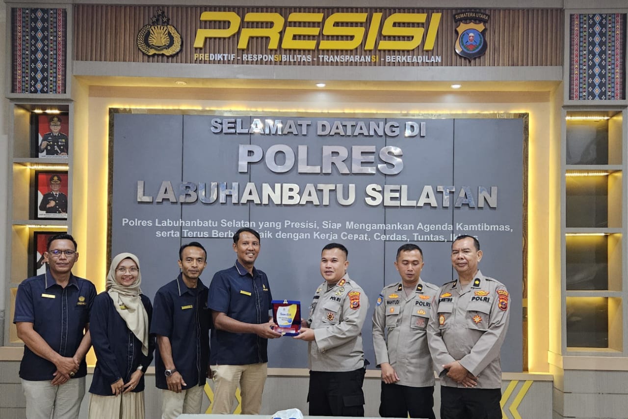 PENGHARGAAN: Kapolres Labusel menerima plakat penghargaan dari Ketua KPPN Rantau Prapat. (KHAIRUDDIN/SUMUT POS)