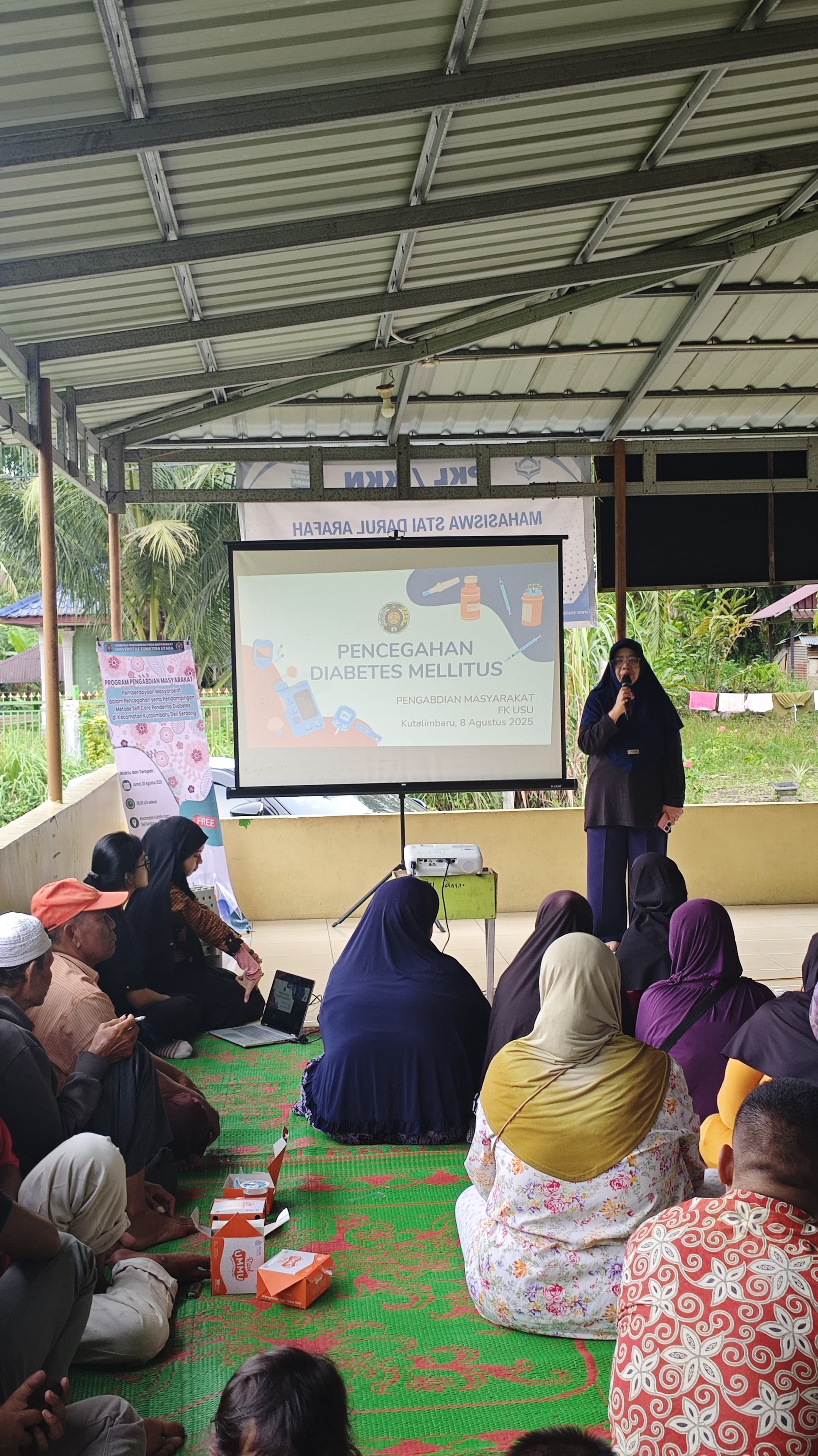 SAMPAIKAN MATERI: Ketua Tim PKM FK USU, Prof Arlinda Sari Wahyuni didampingi Anggota, sedang menyampaikan materi kepada masyarakat, Kecamatan Kutalimbaru, Deliserdang. (Sumut Pos/Dokumen Pribadi)