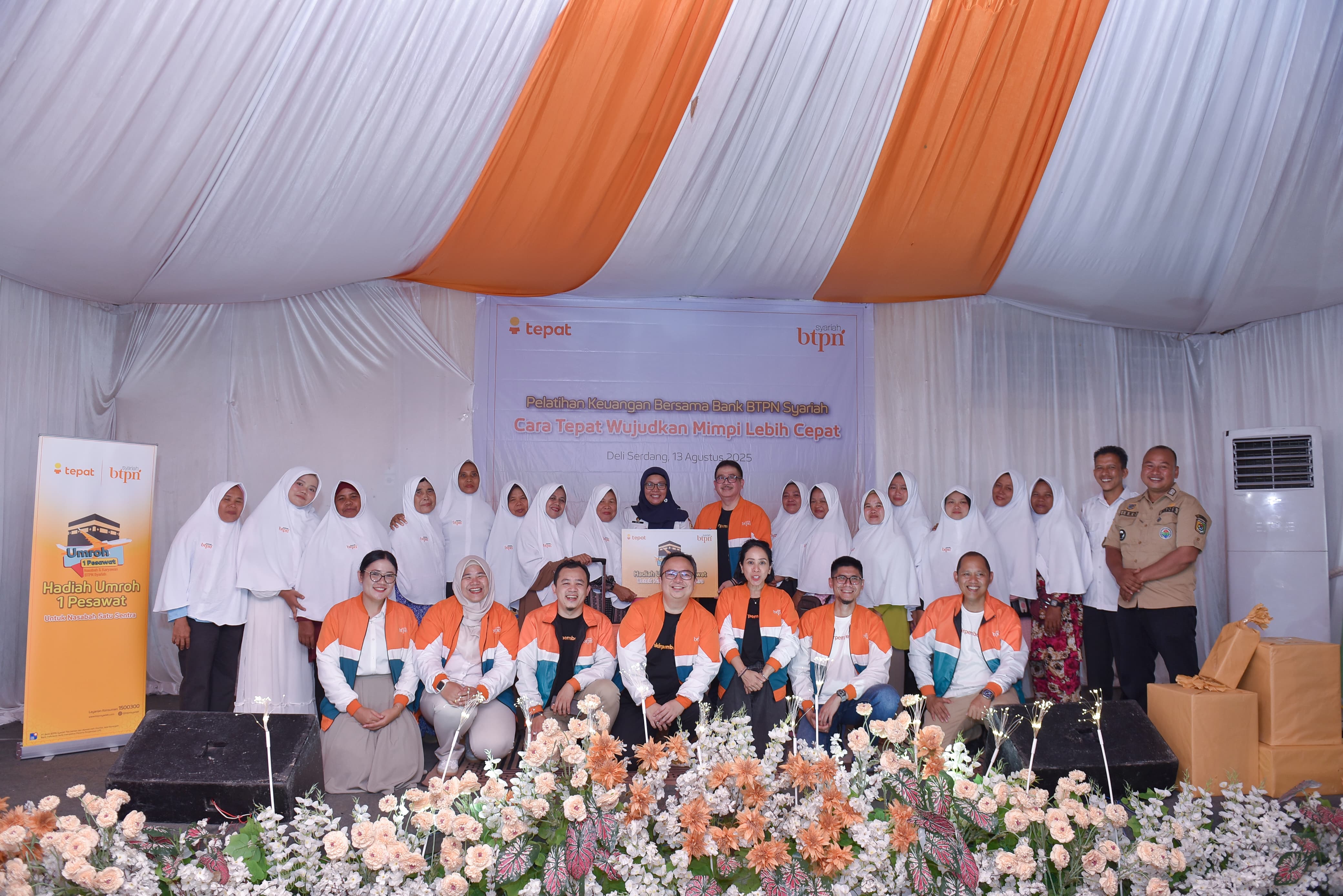 BERSAMA: Manajemen BTPN Syariah, Camat Dolok Masihul, Elmiyati dan Kades Kota Tengah, Misno berfoto bersama nasabah BTPN Syariah yang mendapat hadiah umrah gratis. (Dok: BTPN Syariah)