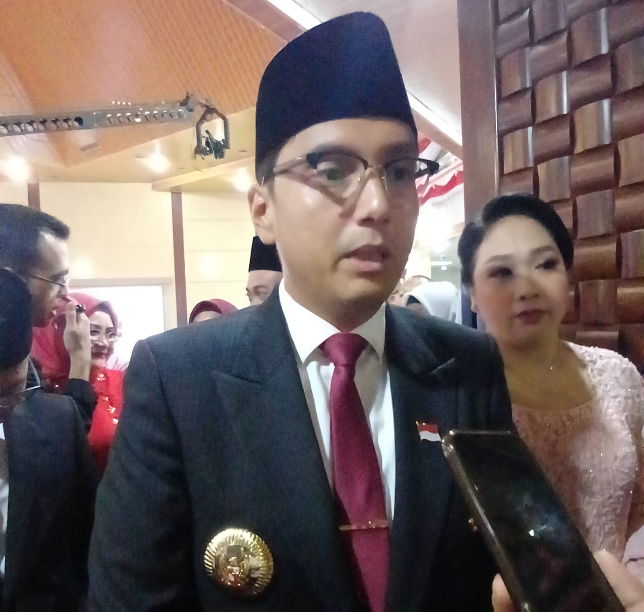 Wali Kota Medan, Rico Tri didampingi istri usai mengikuti Paripurna di Gedung DPRD Kota Medan. (Markus&nbsp;Pasaribu)