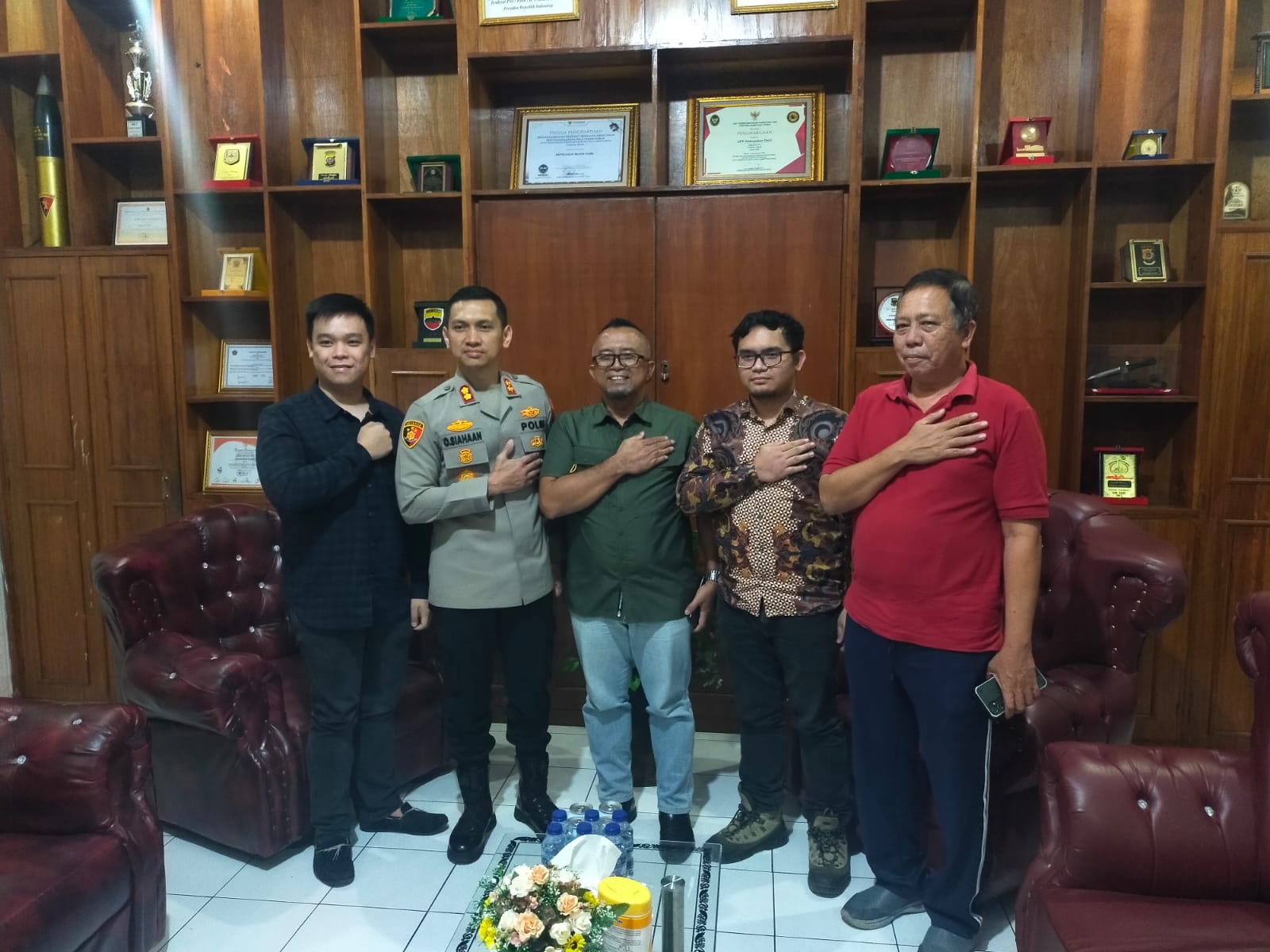 DIABADIKAN : Richard Lingga (tengah) didampingi putra dan menantunya diabadikan Kapolres Dairi AKBP Otniel Siahaan didampingi Kasat Intel AKP M Zulkarnaen Hasibuan.RUDY SITANGGANG/SUMUT POS.