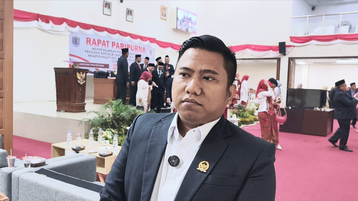 Anggota DPRD Binjai Fraksi Gerindra, Ronggur Simorangkir saat diwawancarai wartawan. Teddy Akbari/Sumut Pos