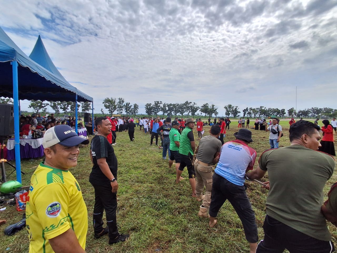 LOMBA: OPD di Pemkab Labuhanbatu Utara mengikuti peelombaan tarik tambang di Aekkanopan, Jumat (15/8/2025). (Dok: istimewa for Sumut Pos)