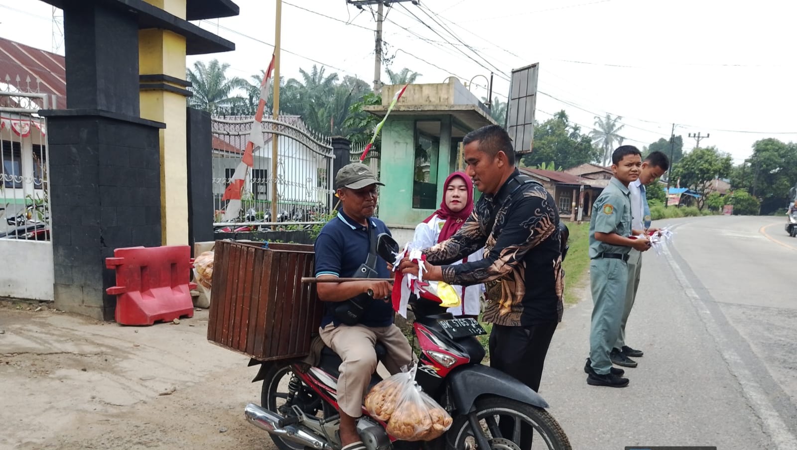 BENDERA: Guru dan siswa SMKN Pertanian Pembangunan 1 Kualuh membagikan bendera kepada pengendara. (Dok: istimewa for Sumut Pos)