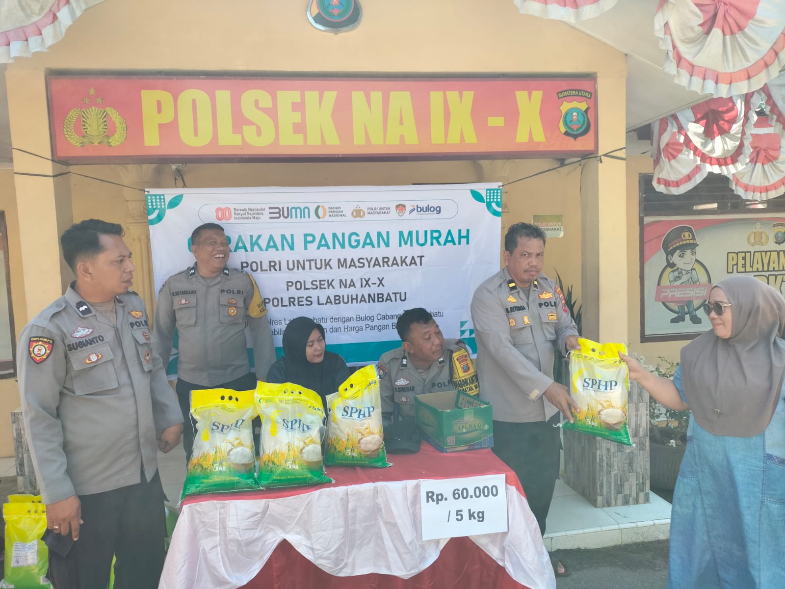 GPM: Polsek Na IX/X saat menggelar gerakan pangan murah untuk warga. (Dok: istimewa for Sumut Pos)